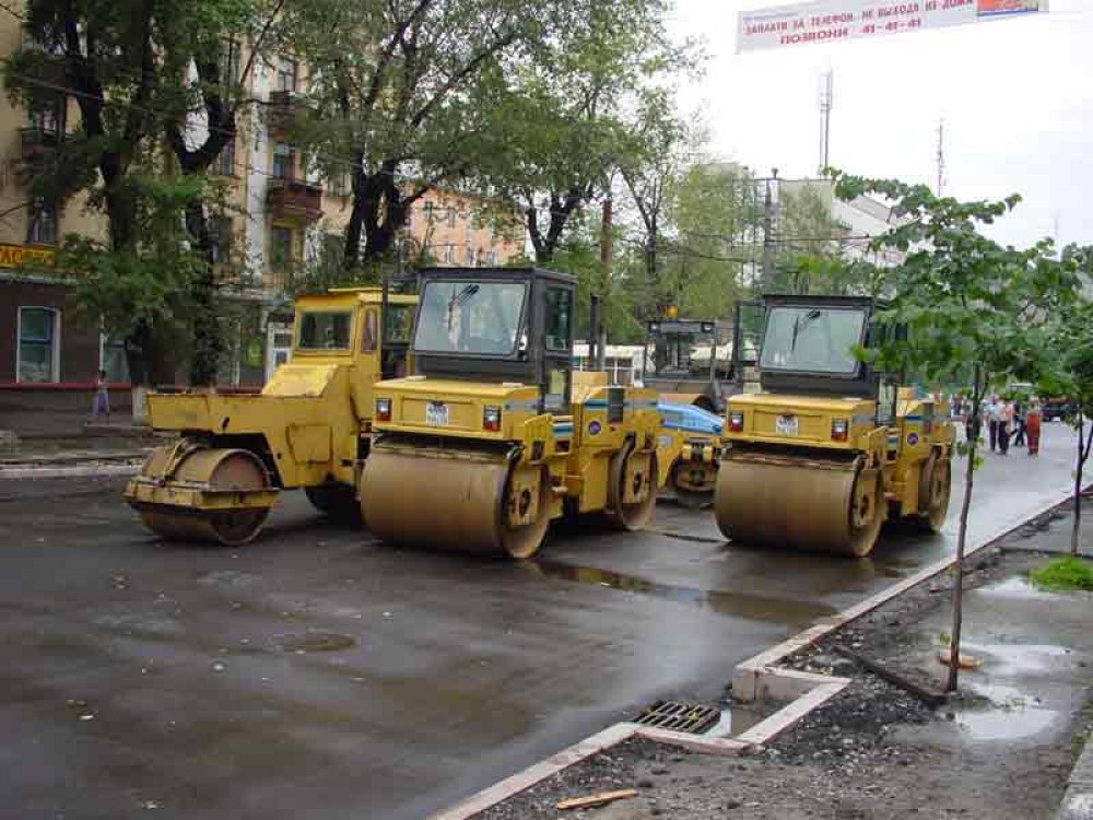 Асфальтирование дорог и установка дорожнего бордюра в Днепропетровске