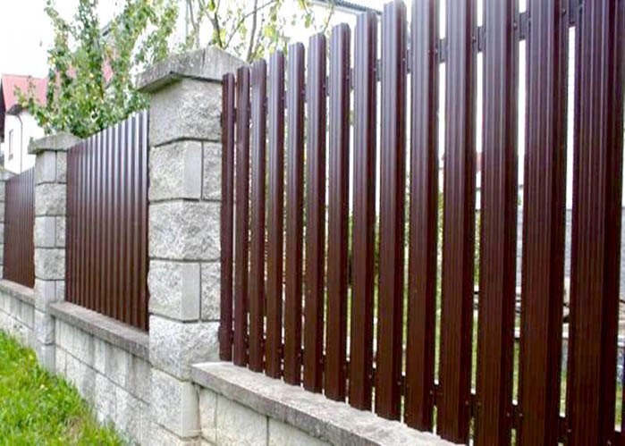 Купить забор для дачи из металлического штакетника от производителя