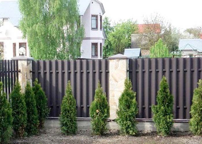 Забор из металлического штакетника, ограждения для дома дачи