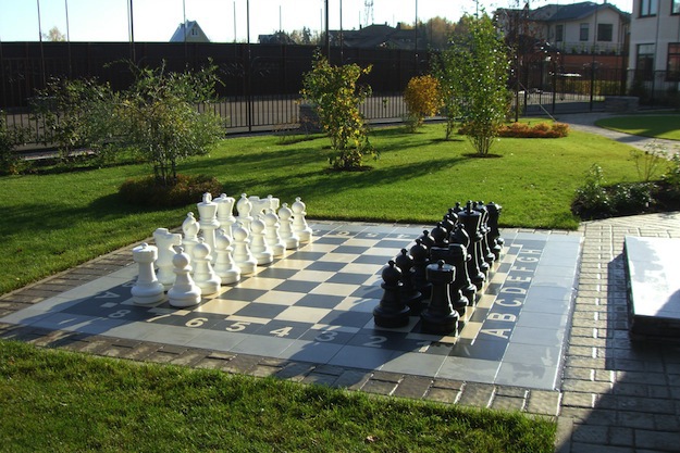 Большое шахматное поле-аттракцион
