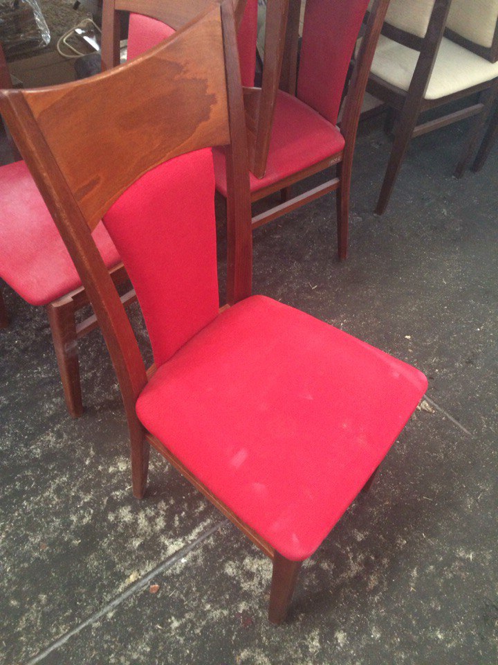 Продам червоні стільці бу