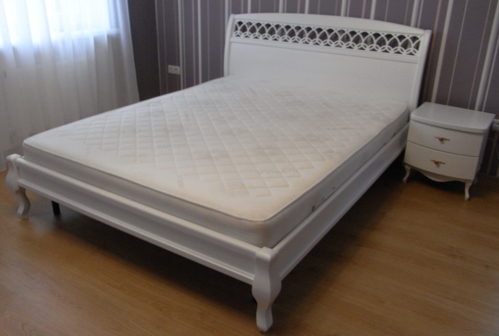 Біле ліжко з натурального дерева